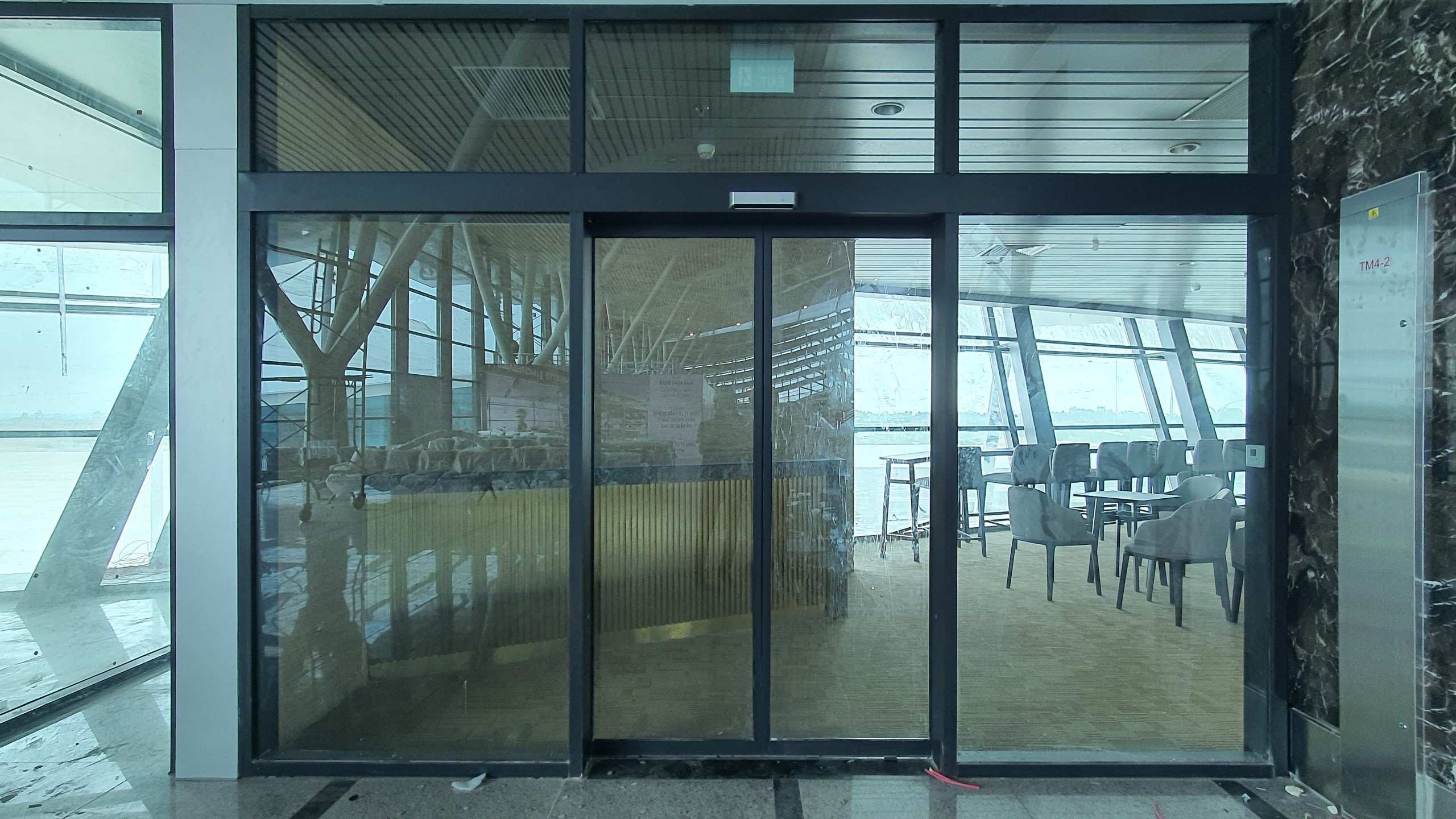 cổng tự động sân bay