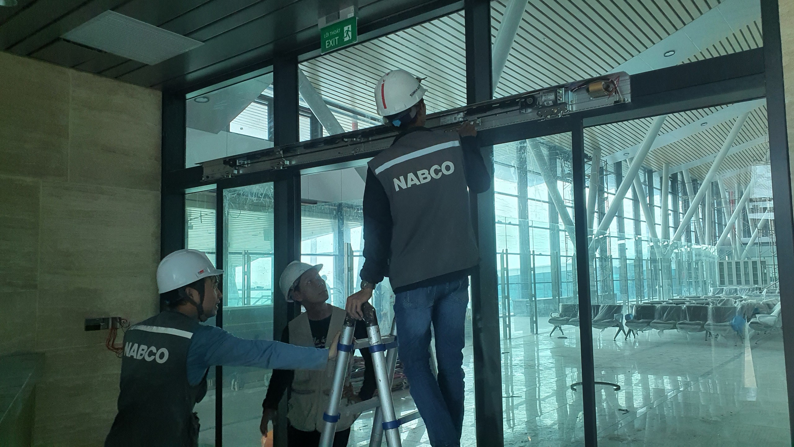 đội ngũ kỹ thuật tasco lắp cửa tự động sân bay phú bài